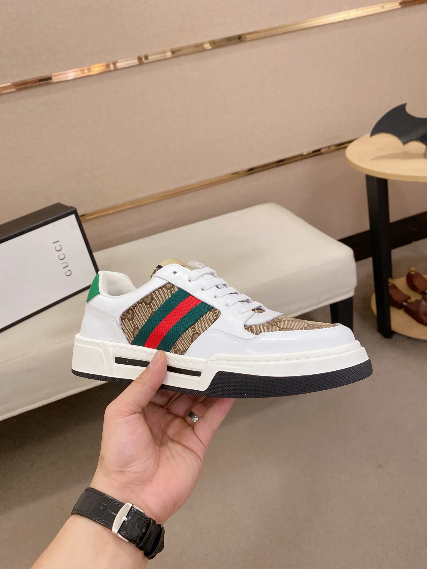 Men's Men's Shoes💰 420💰【Gucci】Gucci men's latest series of casual shoes! The official website is built 1:1. The upper is made of imported high-quality cowhide, and the lining is made of high-quality sheepskin, which is soft and comfortable. Picky selection of materials and exquisite workmanship give you the best enjoyment. Number of yards: 38-44 yards.